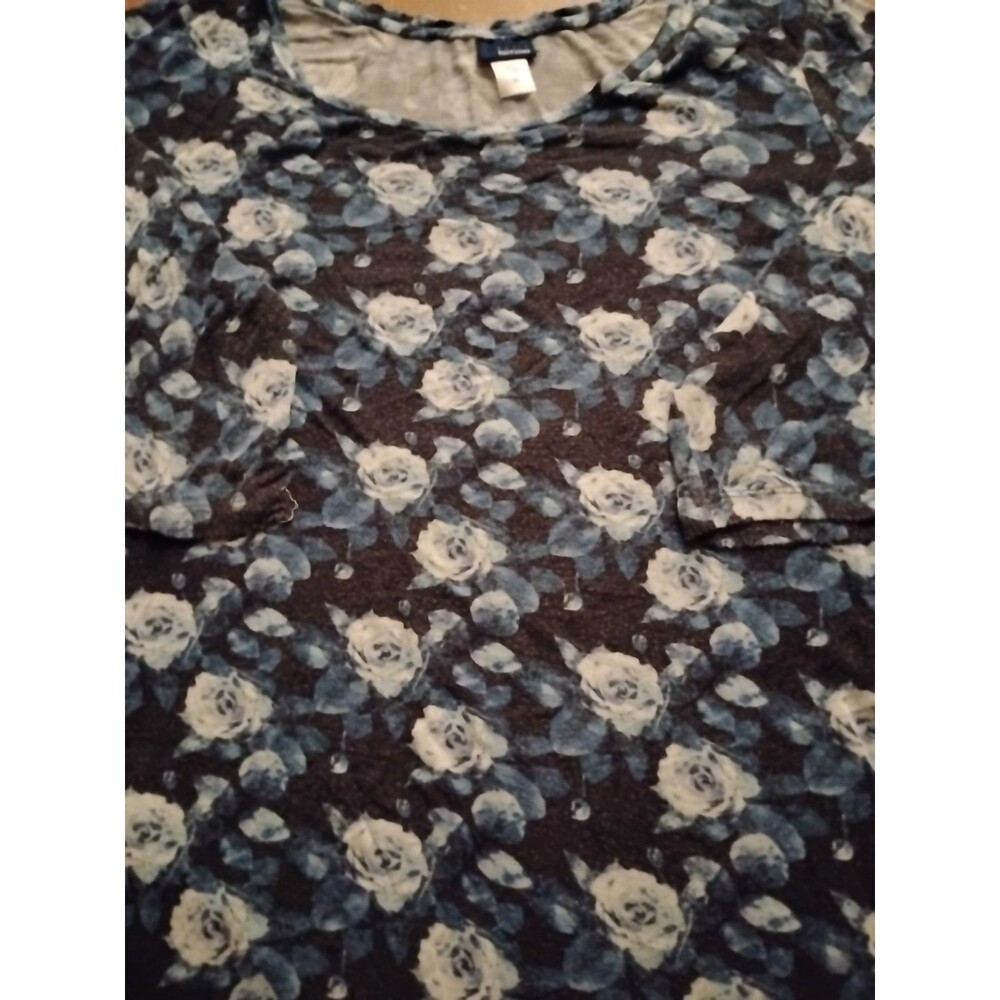 Basic Editions Womens Sz.2X Blue W/ White & Blue Rose Design 3/4 Sleeve Top